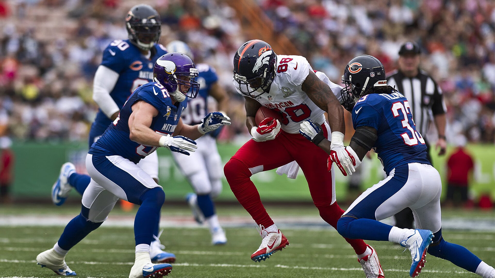 墨西哥球员脚底打滑摔出界,被判越位?,墨西哥队员