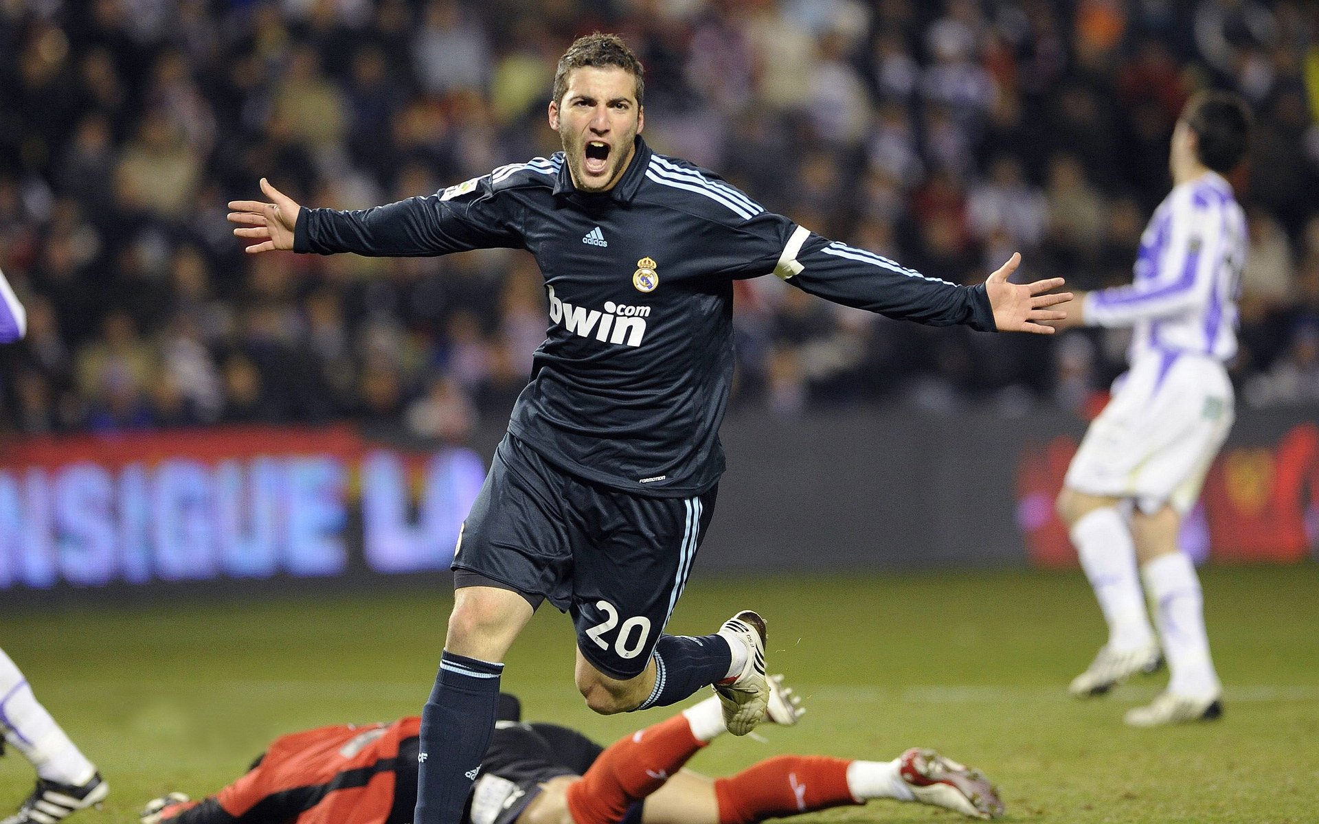 -新疆队在比赛中展现出出色表现，实力稳步提升，2020年新疆队队员